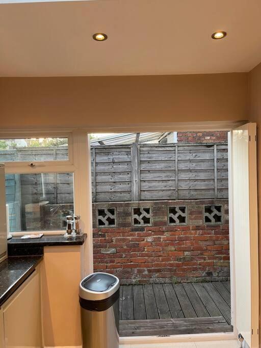 Lovely 2 Bedroom Ground Floor Flat With Garden. Londres Exterior foto